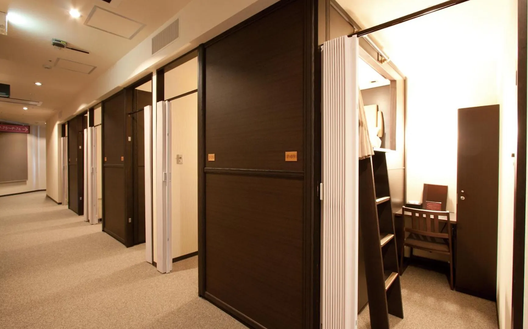 Hearts Capsule Hotel & Spa Nakasu -Male Only- Fukuoka  2*, Fukuoka (Fukuoka) Japon